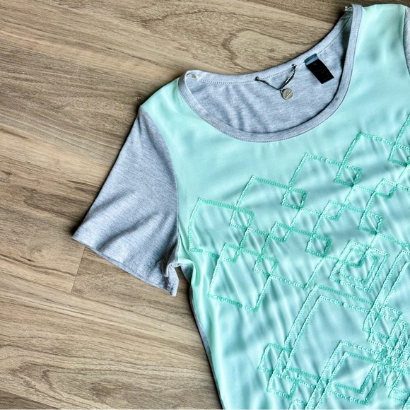 BKE Boutique Embroidered Geometric Mint & Gray Tee – Size M - Picture 6 of 7